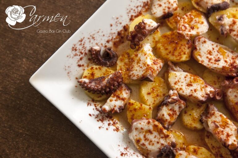 pulpo a la gallega sobre 1 768x512