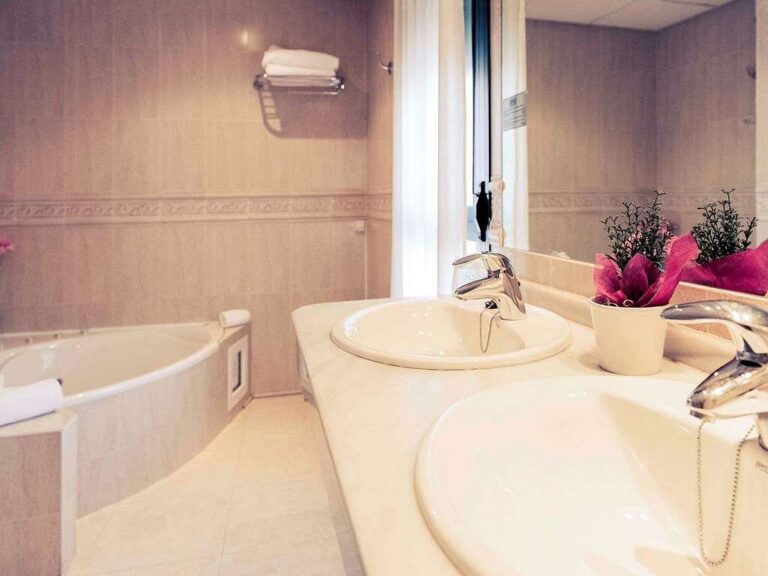 1669575746 Mercure Rio Badajoz bano 768x576